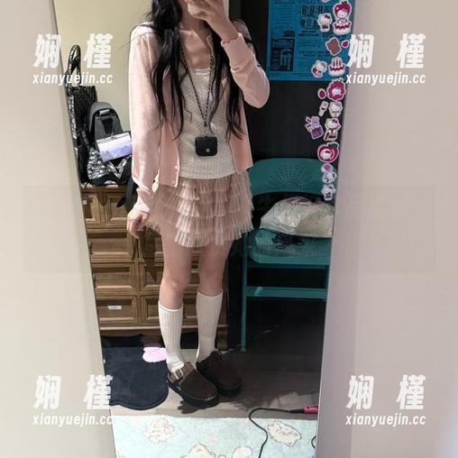 畅享Habin夏彬 (하빈)牛仔裤作品福利，尽情欣赏她的风采
